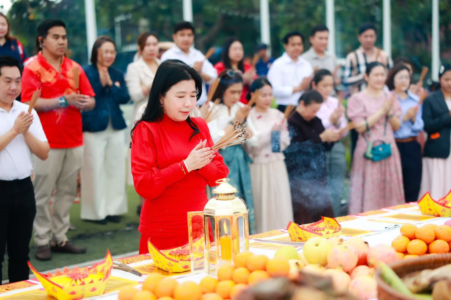 校长与行政人员持香祈福