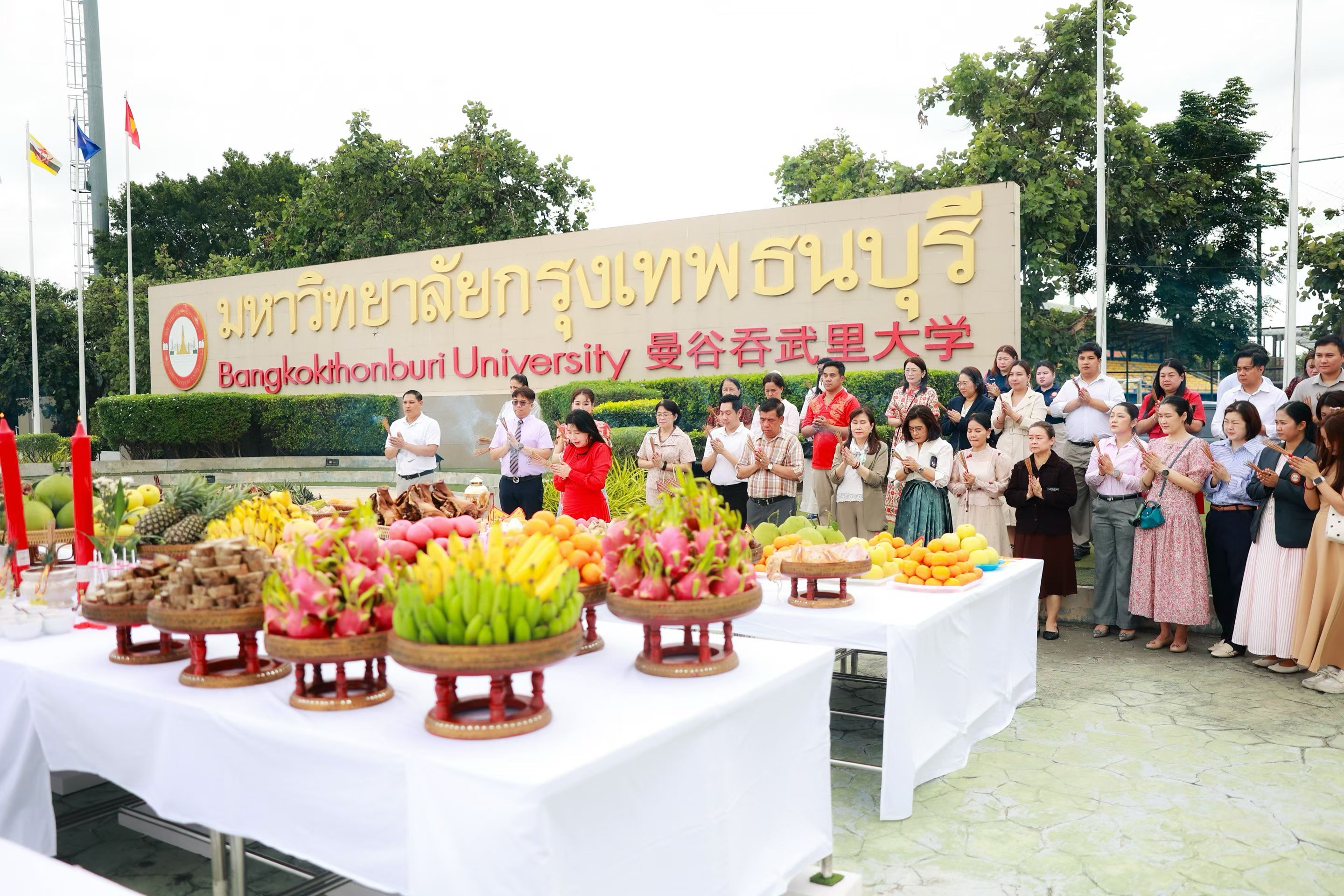 学校大门前祭品长桌与祈福队伍
