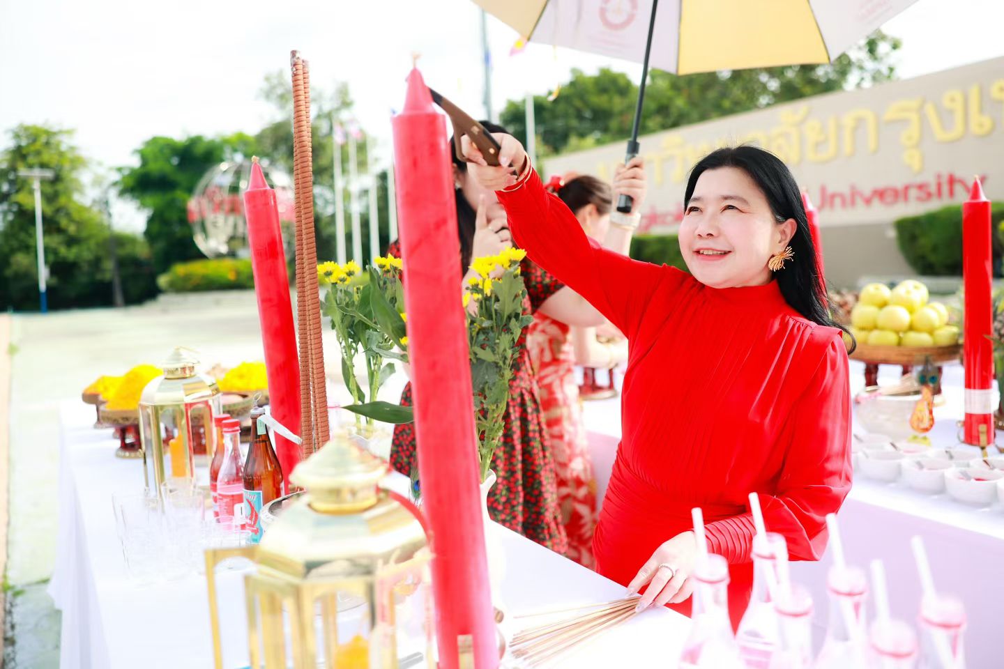 校长邦贡·本贾提库尔教授博士插香祈福